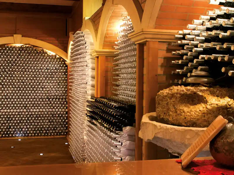 Gli archi della cantina con le bottiglie in affinamento